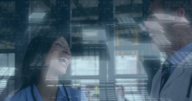 Mavi bluzlu gülen bir kadın, koyu takım elbiseli bir adam ofis pencerelerinin önünde sohbet ediyor, ikili sistem örtüsü. Şirket, takım çalışması, yenilik, modernlik, iletişim, teknoloji, işbirliği