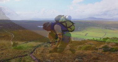 Diz çökmüş yetişkin yürüyüşçü dağ yolunda bağcıklarını bağlıyor, sırt çantası ve vadi manzarasıyla. Macera, keşif, açık hava, engebeli, vahşi doğa, sırt çantası, doğa.