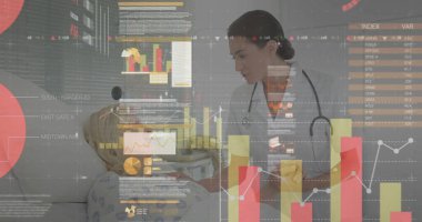 Hastanenin yatağında hastanın el hemşiresi steteskopla nabzını ölçüyor, veri örtüşmelerini gösteriyor. Bakım, şefkat, sağlık, profesyonellik, teknoloji, analitik, hastane