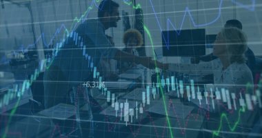 Cam duvarlı konferans odasında dizüstü bilgisayarları ve çizelgeleri olan iki profesyonel el sıkışıyor. İş, işbirliği, takım çalışması, finans, strateji, modern, kurumsal