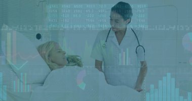 Üniformalı hemşire steteskopla hastane odasında dijital kaplamalı hastayı muayene ediyor. Sağlık, sağlık, profesyonellik, klinik, tanı, hasta bakımı, hastane ortamı