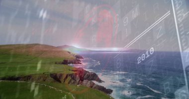 Okyanus dalgaları ve holografik kodlarla kayalık sahildeki yeşil uçurumları gösteren hava manzarası. Manzara, dron, fütüristik, manzara, teknoloji, doğa, dijital