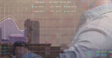 Düğmeli gömlekli adam ofis penceresinden tablet tabletteki hisse senetlerini izliyor. Finans, teknoloji, şirket, yatırım, analitik, iş, modern