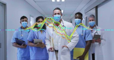 Üniformalı ekip hastane koridorundaki verileri stetoskoplarla inceliyor. Tıbbi, takım çalışması, profesyonel, klinik, yenilik, tanı, iletişim