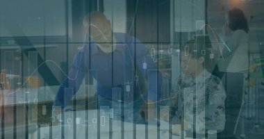 Toplantı odasında eşlerine rehberlik eden tişörtlü bir adam. Belgeler, çizelgeler, kopyalama alanı. İşbirliği, takım çalışması, iş, finans, strateji, modern, profesyonel