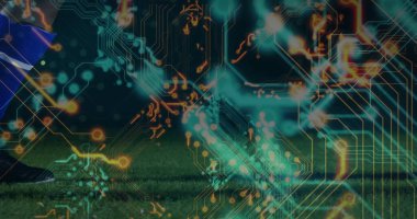 Futbolcu bacağı mavi çorabı gösteriyor, siyah krampon dijital devre kaplamalı, kopyalama alanı. Atlet, spor giyim, fütüristik, teknoloji, hareket, dijital, atletik