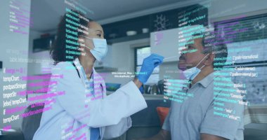 İşçi kıyafetli bir kadın sağlık görevlisi yaşlı bir hastadan örnek alıyor. Oturma odasında burun temizliği yapıyor. Tıbbi, sağlık, teletıp, tanı, teknoloji, bakım, profesyonel