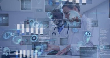 Laboratuvarda laboratuvar önlüklü doktorlar stetoskoplu, holografik verili tablet bilgisayarı inceliyorlar. Tıbbi, teknoloji, yenilik, analiz, işbirliği, fütüristik, sağlık