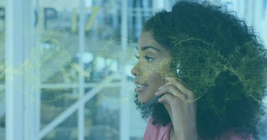 Ofis masasında pembe ceket giyen, kulaklık takan yardımcı ajan konuşuyor. Teknoloji, iletişim, profesyonellik, takım çalışması, yenilik, modernlik, müşteri hizmetleri