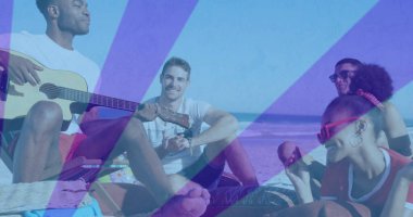 Akustik gitar tıngırdatma, plaj kıyısında oturan beş arkadaş, buzlu şeker ve güneş gözlüğü. Açık hava, boş zaman, yaz, rahatlama, yaşam tarzı, canlı, uyum.