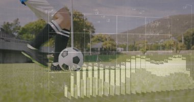 Neon krampon takan, çim sahada futbol topunu kontrol eden salyalı bir sporcu. Sporcu, istatistik, analitik, spor bilimi, fitness, yenilik, performans