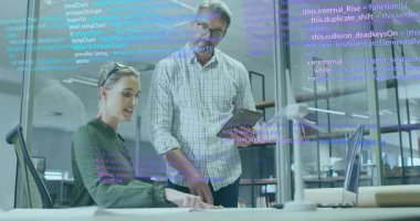 Plana işaret eden kadın kodlayıcı, tableti tıklatmaya başlıyor. Açık kod, ekrandaki kılavuz kodlamayı örtüyor. İşbirliği, teknoloji, çalışma alanı, yenilik, dijital, profesyonel, takım çalışması