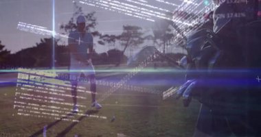 Golfçü, dijital yörünge ölçümleri eşleştirirken başlangıç noktasından düzgün bir şekilde sallanıyor. Spor, teknoloji, analitik, performans, hassasiyet, açık hava, modern