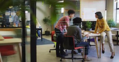 Ekip PC 'lere giriş yapıyor yazılım için kodları yüklüyor, skeçleri gösterirken işbirliği yapıyor. İşbirliği, takım çalışması, dijital çalışma alanı, modern ofis, yenilik, beyin fırtınası, yaratıcı süreç