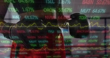 Dişi boksör beden eğitimi ritmine giriyor. Borsa kalp atışları hızlanan sürücü eldiveni vuruşlarının yoğunluğunu örtüyor. Atletik, güç, kararlılık, fitness, dinamik, ticari, enerjik