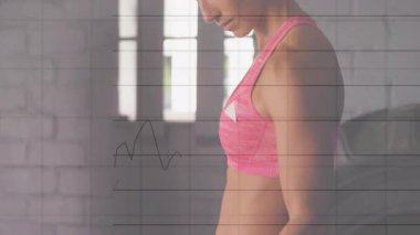 Animasyonlu grafiklerle ayakta duran orta yaşlı bir kadın. Kol kıvıran dambıl izleme ölçümleri. Güç, zindelik, performans, analiz, eğitim, kararlılık, motivasyon