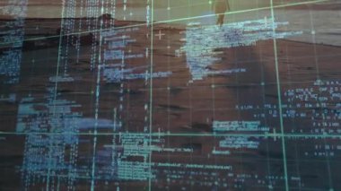 Dijital kodlar, yaşlı bir kadının teknoloji tanıtımı için gün batımı plajında yürüdüğünü gösteriyor. Gelecekçi, sakin, minimalist, deniz kenarı, düşünceli, dingin, dijital