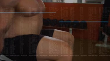 Spor salonunda, üstsüz erkek fitness meraklısı halter kaldırıyor ve kas geliştirmek için ağırlık kaldırıyor. Güç, spor, spor, spor, spor, spor, spor, motivasyon.