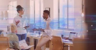 Meslektaşım iş birliği için tablet çizelgeleri hazırlıyor. İşbirliği, takım çalışması, iletişim, analitik, beyin fırtınası, modernizasyon, profesyonel