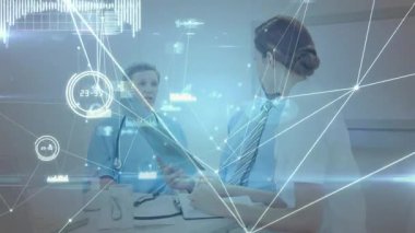 Laboratuvar önlüklü doktor, hasta analizi için tıbbi konsültasyonda tableti tıklayarak holografik çizgilere neden oluyor. Teknoloji, işbirliği, sağlık, yenilik, dijital, analiz, iletişim