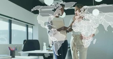 İş arkadaşları masadaki küresel verileri vurgulayan tableti etkinleştiren bir harita oluşturuyorlar. İşbirliği, dijital, analitik, profesyonellik, modernlik, takım çalışması, yenilik