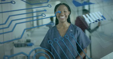 Hemşire gülümsemesi, tıbbi koridorda holografik devre çizgileri çizelgesine neden oluyor. Tıbbi, sağlık, teknoloji, yenilik, profesyonel, klinik, geleceksel
