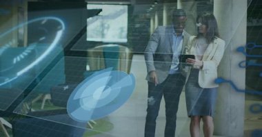 Meslektaşlar, yürürken ve kafa sallarken telefon verilerini karşılaştırmak için tableti dinliyorlar. İşbirliği, teknoloji, veri görselleştirme, yenilik, kurumsal, gelecekçi, profesyonel