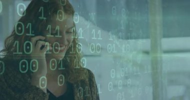 Profesyonel teknisyen, çağrı sesiyle akıllı telefonu kaldırıyor ve mesajları ikili kaplamayla kaydırırken gülümsüyor. Dijital, iletişim, modern, serbest, teknoloji, profesyonel, canlı