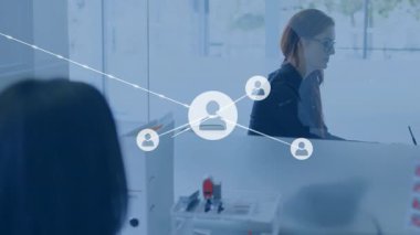 Profil simgesinde kaybolan ve canlı düğümleri birbirine bağlayan bir iş kadını. Profesyonel, işbirliği, bağlantı, dijital, teknoloji, çalışma alanı, yenilik