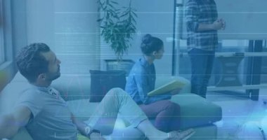 Sunucu beyaz tahtanın arkasına geçip veri analizini gözden geçirilmesi için artan kod grafikleriyle sunuyor. İşbirliği, takım çalışması, iş, yenilik, modern, başlangıç, profesyonel