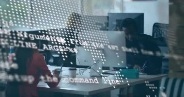 Spor ceketli bir kadın teknoloji toplantısında mesajları harita olarak kontrol ediyor. İşbirliği, takım çalışması, yenilik, dijital, iletişim, modern, profesyonel