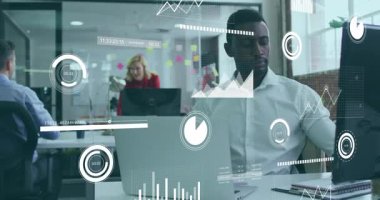 Ofisteki erkek işçi veri kaydırıyor ve iş güncellemesi için HUD çizelgelerini değiştiriyor. Profesyonel, işbirliği, dijital, modern, takım çalışması, analitik, yenilik