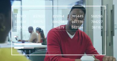 Meslektaş yetiştirme tableti ve verileri inceleyen adam yükselen iş çubuklarını gösterirken başını sallıyor. İşbirliği, analitik, takım çalışması, dijital, modern, profesyonel, çalışma alanı