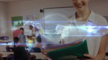 Bayan öğretmen klasör değiştiriyor öğrenci sunucuları destekliyor, sınıfta ışık saçıyor. Eğitim, sınıf, öğretim, öğrenme, işbirliği, eğitim, eğitim