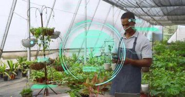 Müşteri gelip fabrika ve işlem ödemelerini inceleyene kadar kreş görevlisi telefonu kaydırıyor. Bahçıvanlık, ticaret, bahçıvanlık, açık hava, modern, mevsimlik, müşteri