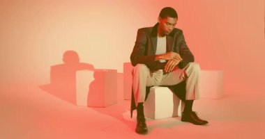 Model kontrol zamanı pembe ışık çubuklarındaki kol saatini ayarlamak teknoloji gösteriminde temizlik sahnesi. Düşünce, dijital bozulma, modern, sofistike, içgözlem, minimalizm, yenilik