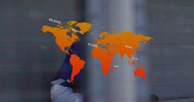 Kamera kaydırma çubukları yarasa yakalayan oyuncuyu teknoloji haritasında salıncak hazırlarken gösteriyor. Sporcu, spor, eylem, modern, dijital, güç, kararlılık