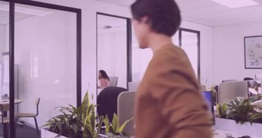 Teknoloji ofisine elinde fincanla ve telefon geçiş salonuyla ikili kaplama selamlama yapan bir adamla giren bir adam. Teknoloji, takım çalışması, yenilik, modern, işbirliği, dijital, işyeri