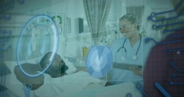 Holografik tıbbi çizelgeler olarak su bardağını uzatan hemşire tablet görüntüleme hidrasyonunda görünüyor. Gelecek, sağlık, teknoloji, klinik, yenilik, hasta bakımı, dijital