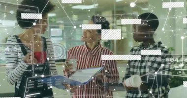 Person2 açılış klasörü, çalışma arkadaşları çizelgeleri tartışırken iş salonunda örtüşmeye başlıyor. İşbirliği, takım çalışması, yenilik, iletişim, profesyonel, modern, ağ oluşturma