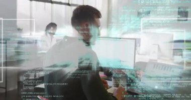 Yazılım mühendisi daktilosu, arayüz tanıtımı için masanın etrafında dönen holografik kod panellerini tetikliyor. Teknoloji, yenilik, çalışma alanı, işbirliği, dijital, geleceksel, üretkenlik