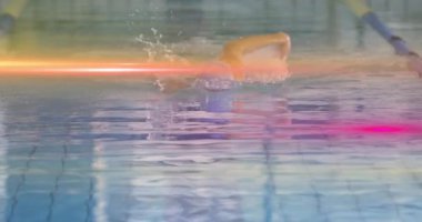 Son nefesimi veriyorum. Yüzücü yüzmeye başlıyor. Spor antrenmanı için şerit ayracını geçerek yüzüyor. Atletik, kararlı, minimalist, hareket, dayanıklılık, su, eğitim