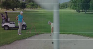 Kıdemli golfçü golf antrenörlüğü sırasında sığınakta tutunarak şebeke hatları ve bar çizelgeleri oluşturuyor. Atletik, hassas, açık hava, analiz, eğitim, performans, boş zaman