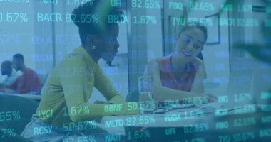 İş arkadaşı belgede kalem kaydırırken, iki kadın yüzde kaplamalı finans raporunu notluyor. İşbirliği, takım çalışması, ofis, çalışma alanı, iş dünyası, modern iletişim