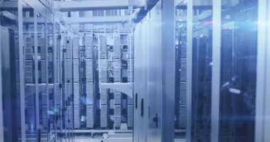 Bilgisayar sunucuları üzerinden eko simgelerin ve dijital veri işlemlerinin animasyonu. Dijital olarak oluşturulmuş küresel bağlantılar, hesaplama ve veri işleme kavramı.