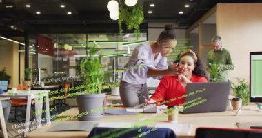 Meslektaşlar ekranı işaret ediyor ve kod akışlarını etkinleştiren cihaz teknoloji ofisinin üzerine dökülüyor. İşbirliği, yenilik, takım çalışması, dijital, modern, üretkenlik, iletişim