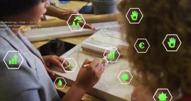 Kalem ve işaret modeli seçen kadın, mimari inceleme için ikonları gösteren ve güncelleyen erkek. İşbirliği, sürdürülebilirlik, mimarlık, yenilik, takım çalışması, kentsel tasarım, çalışma alanı