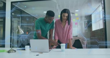 İş arkadaşları öne eğilip dosyaya iş detaylarını gösteren animasyonlarla bakıyor. İşbirliği, takım çalışması, yenilik, üretkenlik, modernlik, beyin fırtınası, iletişim