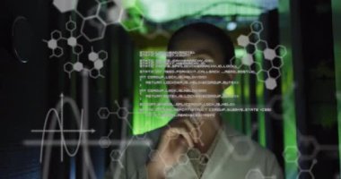 Sunucu odasında düşünceli beyaz kadın mühendis üzerinde tıbbi veri işleme animasyonu. Tıbbi araştırma ve iş veri depolama teknolojisi kavramı