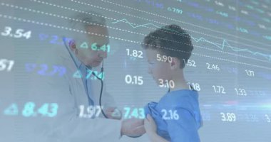 Kıdemli doktor muayene odasına girdi ve steteskopla kalp atışlarını gözlemledi. Tıbbi profesyonel, pediatrik bakım, klinik çevre, sağlık teknolojisi, teşhis aracı, sağlık, şefkat